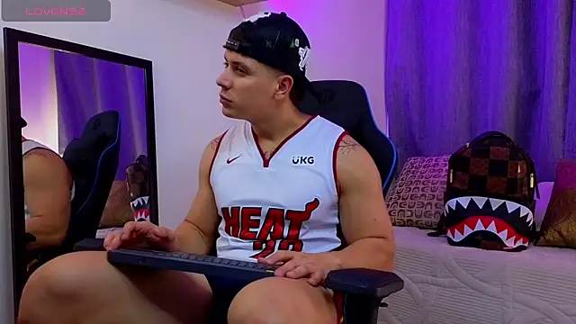 Онлайн чат XXX ASHTON_HILS