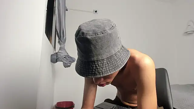 stiven_cum2 élő XXX-chatje
