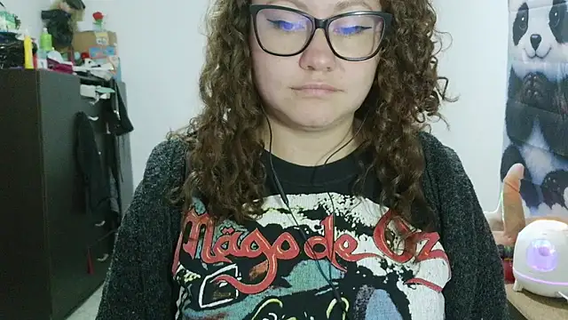 curly_greeneyed's Live XXX Chat