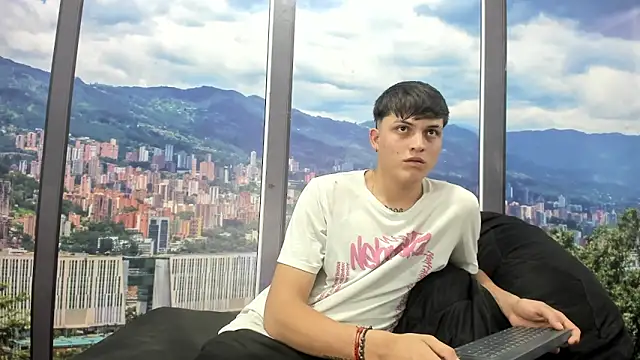 LiamRamirezz élő XXX-chatje