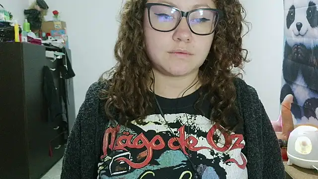 curly_greeneyed's Live XXX Chat