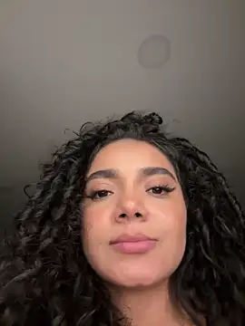 Curlyierr Adlı Modelin Canlı XXX Sohbeti