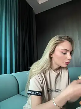 HaleySweet18 Adlı Modelin Canlı XXX Sohbeti