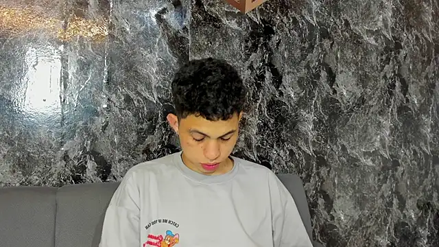 Chat +18 de cameron_lux77 ao vivo