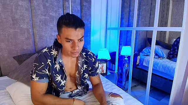 LycanMushu élő XXX-chatje