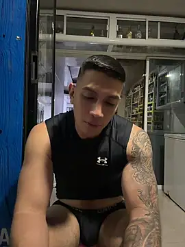 OliverWest04 live XXX chat