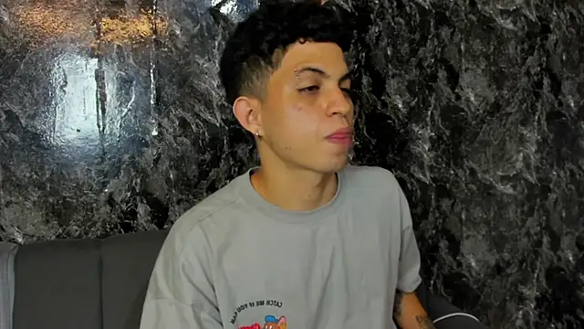 Chat +18 de cameron_lux77 ao vivo