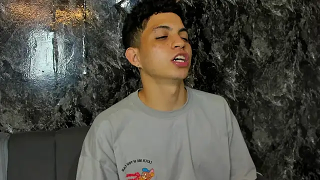 Chat +18 de cameron_lux77 ao vivo