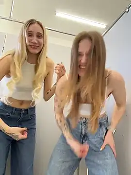 StreetSquirt live XXX chat