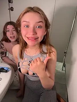 FlashTitsRoyal Adlı Modelin Canlı XXX Sohbeti