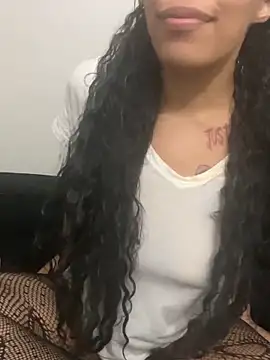 Desirae_Luciano élő XXX-chatje