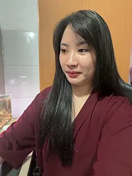 QuynhAnh99 Adlı Modelin Canlı XXX Sohbeti