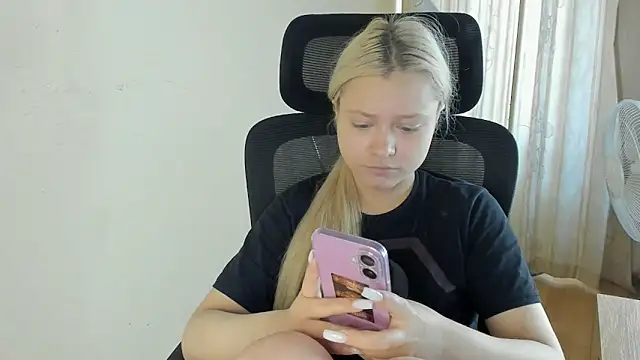 MidnightPoise live XXX chat