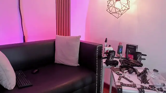 Maximoking26 Adlı Modelin Canlı XXX Sohbeti