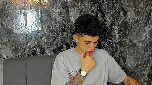 Chat +18 de cameron_lux77 ao vivo