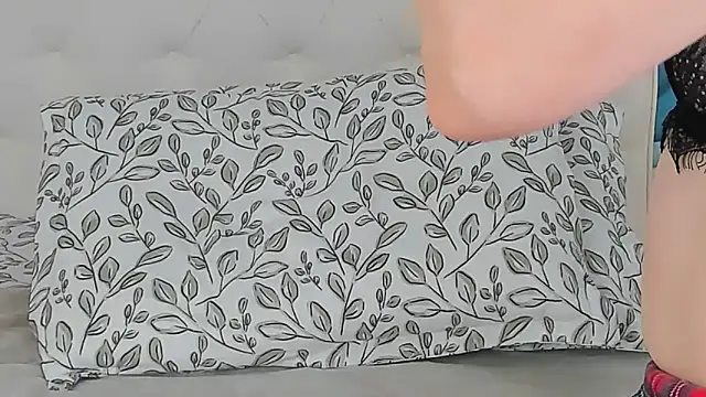 SkinnyDolly live XXX chat