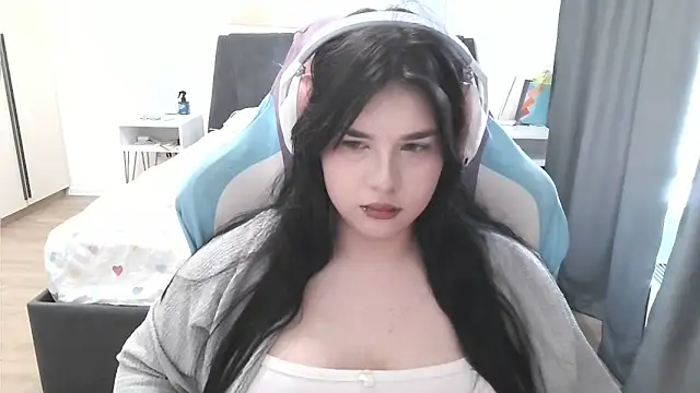 LunarMia live XXX chat