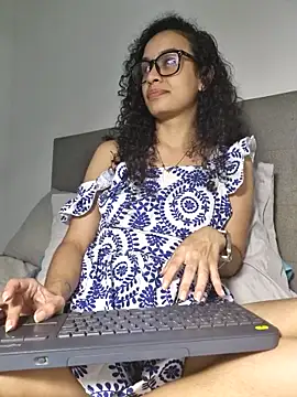 Chat +18 de VelvetCurls ao vivo