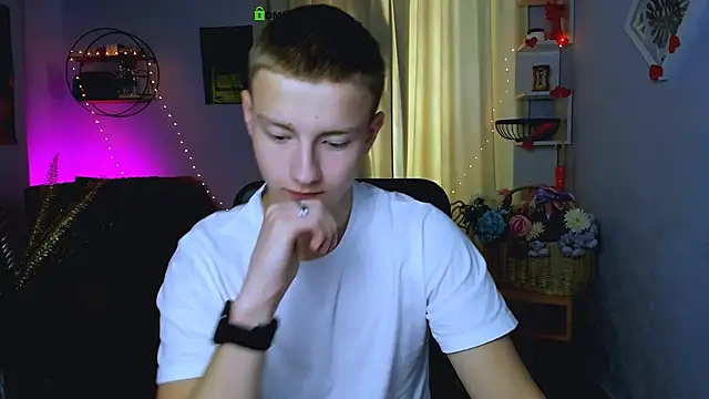 noah_nero Show in webcam