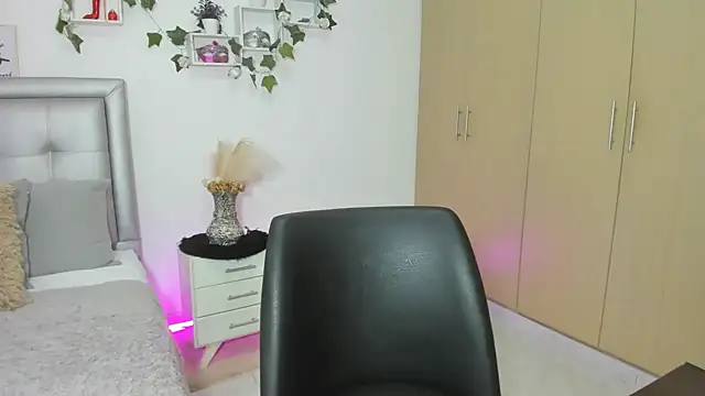 Chatroom XXX en direct de mia_star_2
