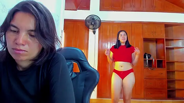 Soffy_and_Emily Adlı Modelin Web Kamerası Şovu