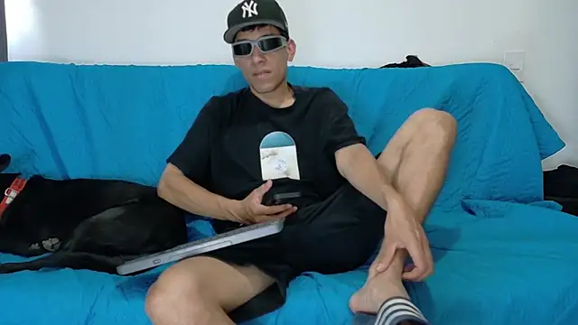 XXX chat uživo modela bully_boss