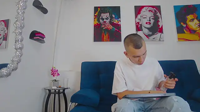 Rowan_Cley's Live XXX Chat