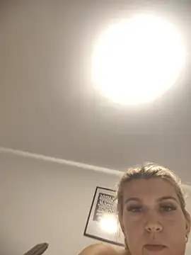 HotBlondie69's Live XXX Chat