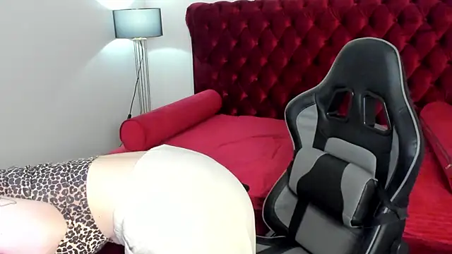 Chat +18 de ElaraVoltage ao vivo