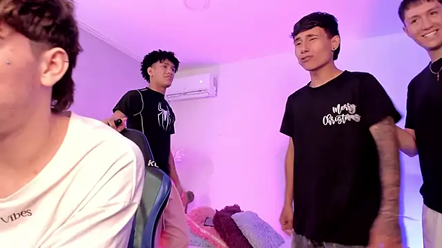 Handsomeboyss19: διαδικτυακό σόου στην κάμερα