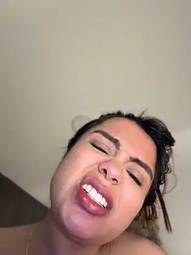 valeria2019hot Adlı Modelin Canlı XXX Sohbeti