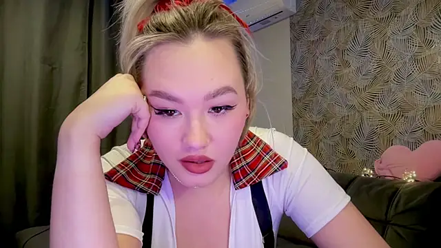 AvroraSolace Adlı Modelin Canlı XXX Sohbeti