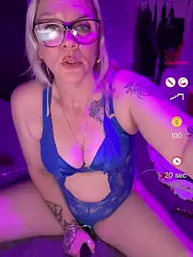 Chat XXX en directo de Curvy-Cleo