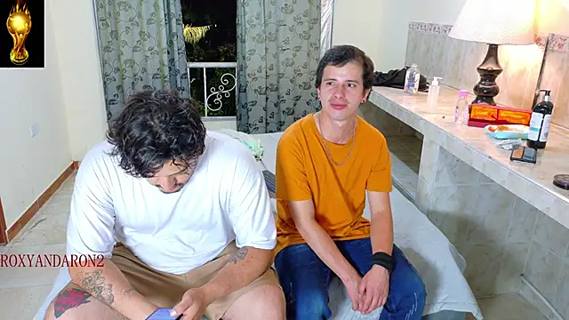 RoxyandAron2's Live XXX Chat