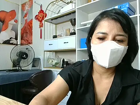 Julie-Rosee 即時 XXX 聊天