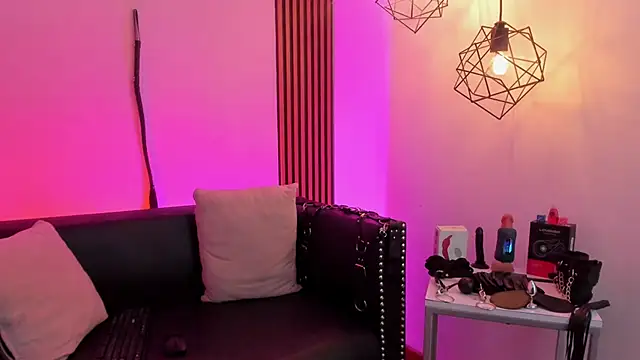 Maximoking26 Adlı Modelin Canlı XXX Sohbeti