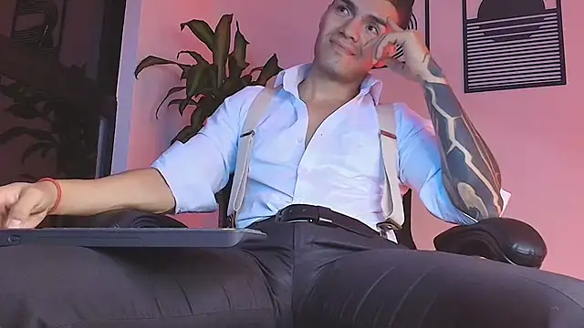 הופעת וובקאם של ALPHA_DOMINUS_