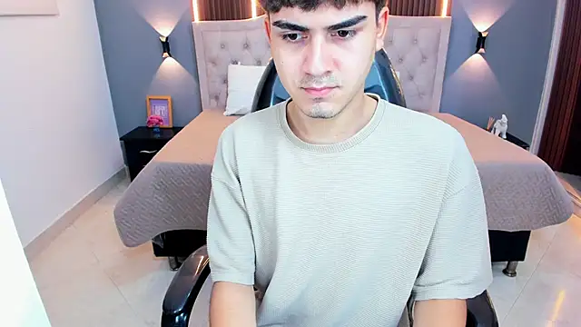 XXX chat uživo modela Tommy18__