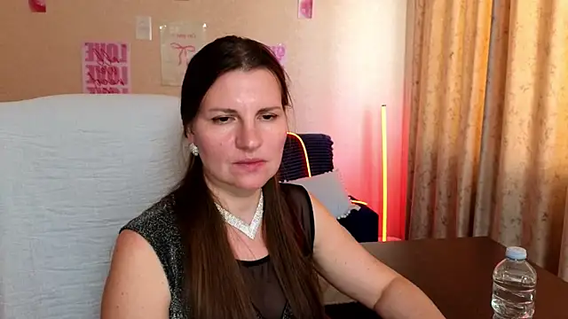 Chat +18 de Mirabelle_Velvet ao vivo