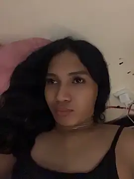 slutty_aki élő XXX-chatje