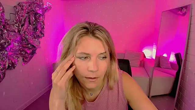 NicoleHitman Chat XXX in diretta