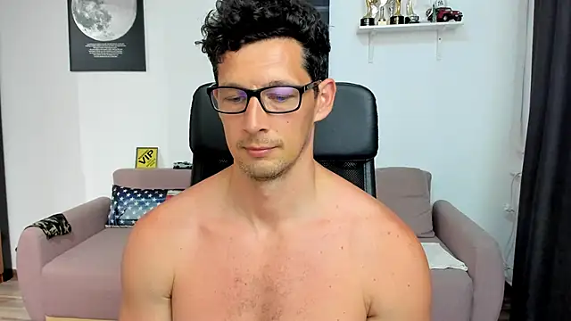 צ'אט XXX בשידור חי של BrutusK08