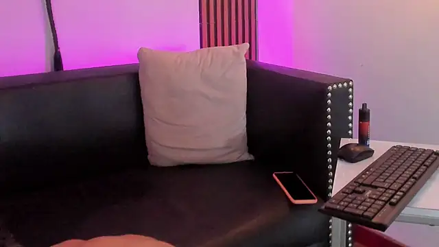 Maximoking26 Adlı Modelin Canlı XXX Sohbeti