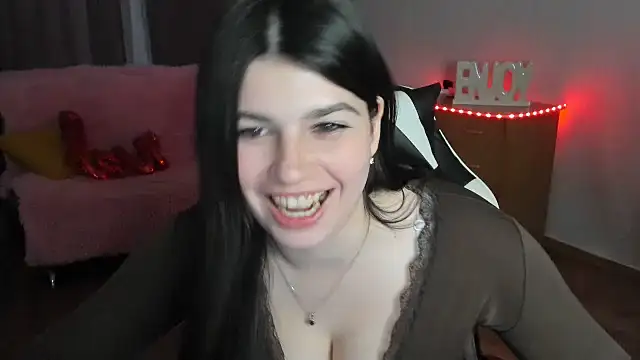 KisaModel Adlı Modelin Canlı XXX Sohbeti