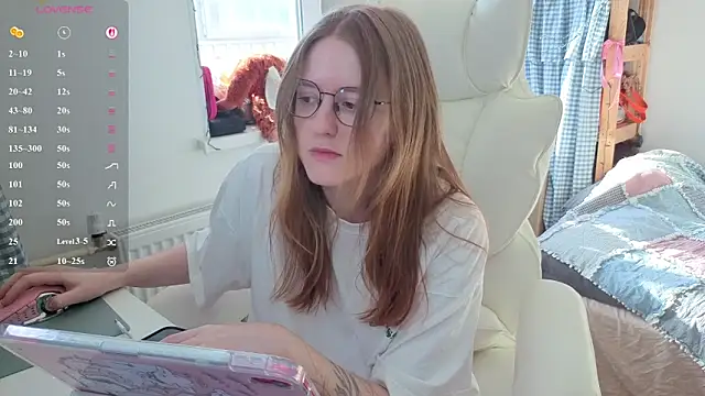 urstripchatgf's Live XXX Chat
