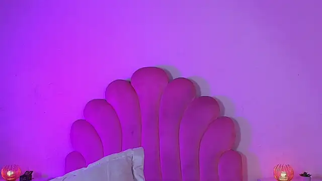 MiaColucci18's Live XXX Chat