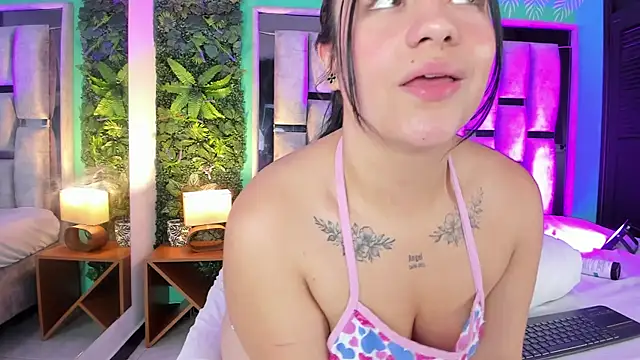 Emilye_rousee Adlı Modelin Canlı XXX Sohbeti