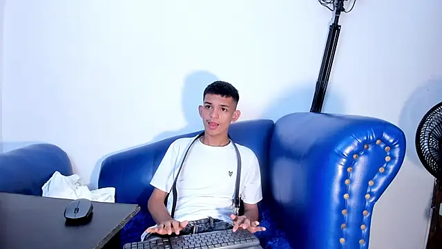 Chat +18 de littlecum18 ao vivo