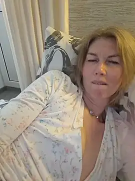 stellahere8 Adlı Modelin Canlı XXX Sohbeti