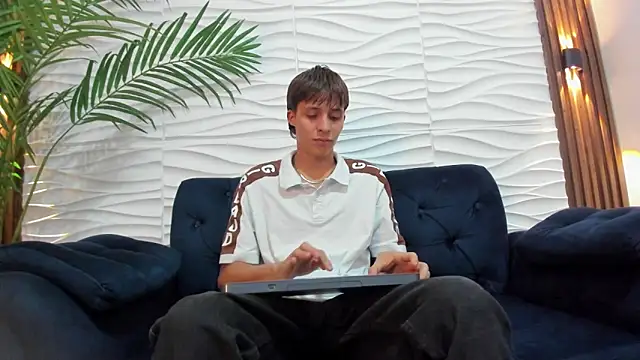 Pavo_tv Show in webcam